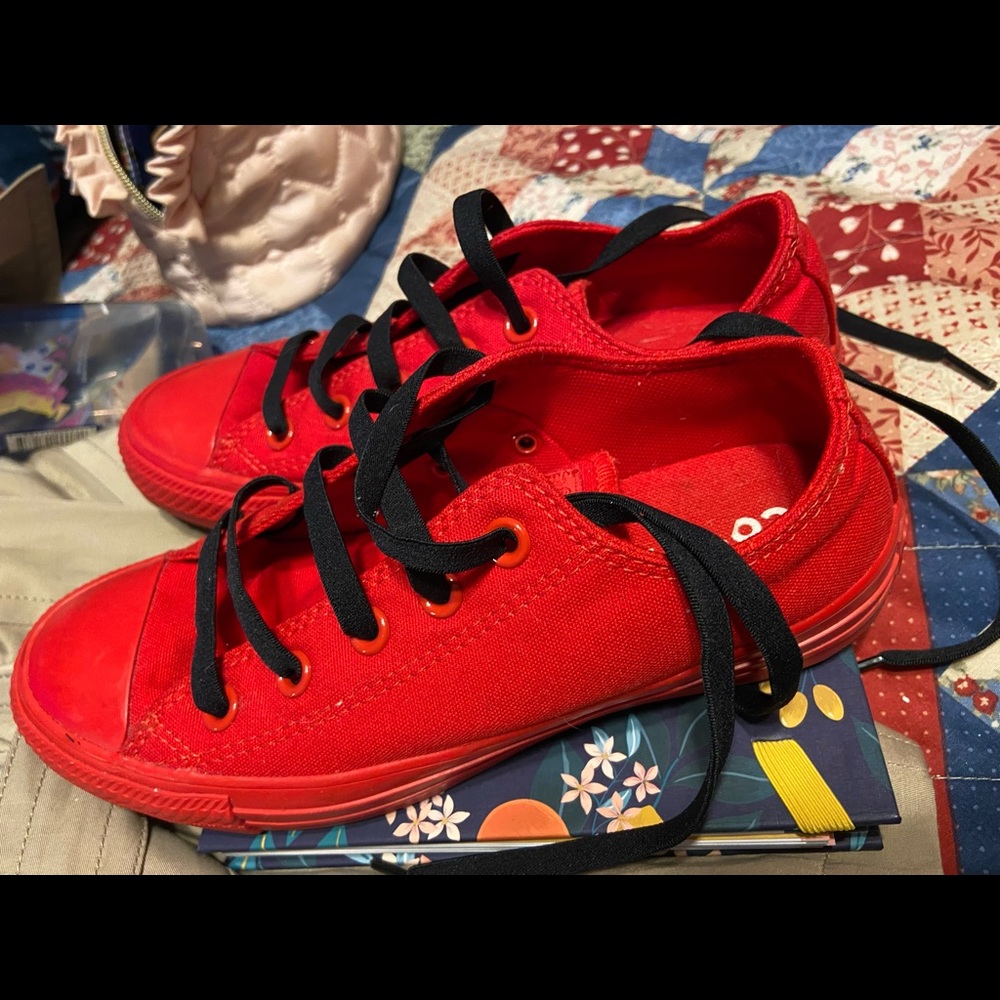 Converse / Red / Low-Top / Unisex / Sneaker’s (Women’s sz: 7)